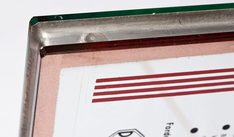 Detailansicht des gelöteten Randverbundes mit Bleiband und der Öffnung zum Befüllen mit getrockneter Luft